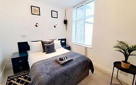 Spacious 3 Bed Apartment, En-Suites, Near Train Station!